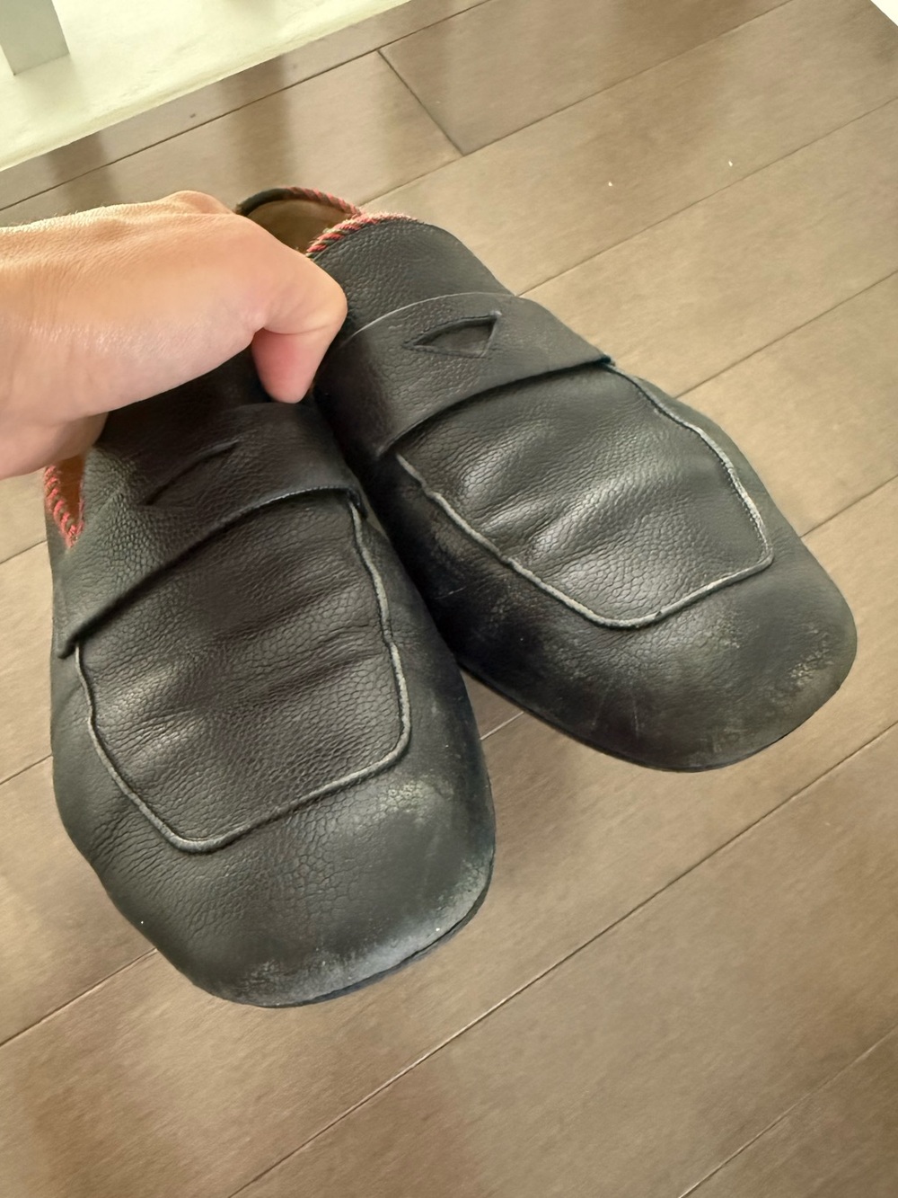 Gucci Men's Black Pebbled Leather Slip-On Loafer with Red Trim - Picture 6 of 8